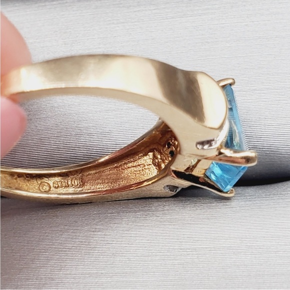 10k Solid Yellow Gold Genuine Emerald Cut Blue Topaz & Diamond Ring - Picture 4 of 6